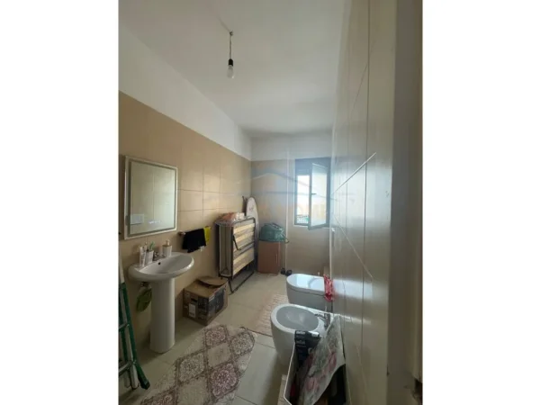 Tirane, jepet me qera apartament 2+1+Ballkon Kati 7, 82 m² 600 € (Unaza e Re)