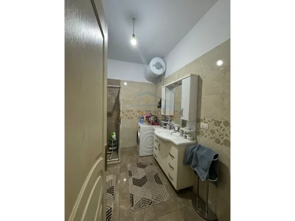 Tirane, jepet me qera apartament 2+1+Ballkon Kati 7, 82 m² 600 € (Unaza e Re)