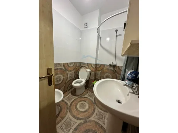 Tirane, jepet me qera apartament 2+1+Ballkon Kati 7, 84 m² 450 € (Unaza e Re)