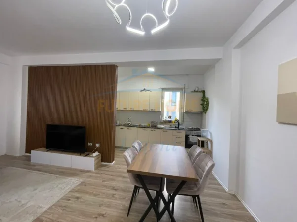 Tirane, jepet me qera apartament 1+1+Ballkon Kati 4, 71 m² 650 € (Liqeni i Thate)