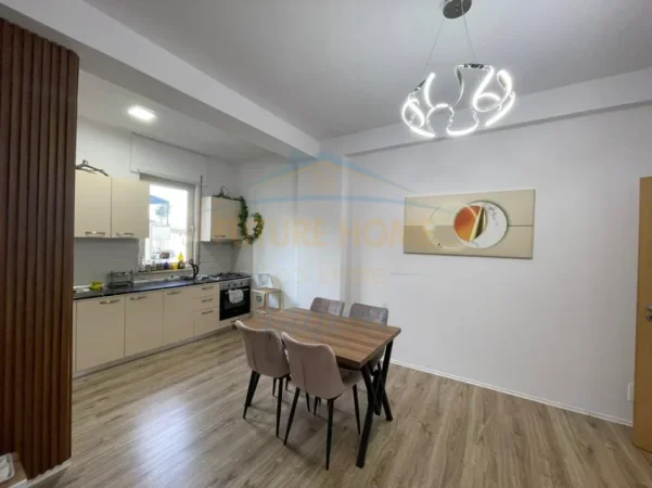 Tirane, jepet me qera apartament 1+1+Ballkon Kati 4, 71 m² 650 € (Liqeni i Thate)