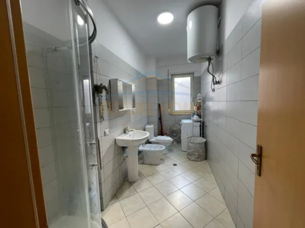 Tirane, jepet me qera apartament 1+1+Ballkon Kati 4, 71 m² 650 € (Liqeni i Thate)