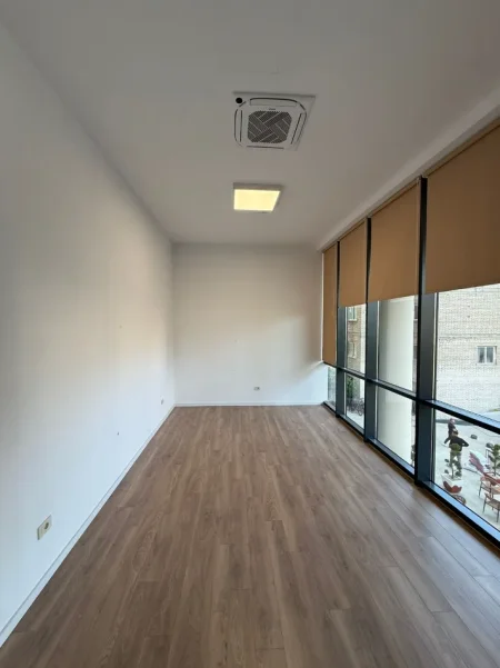 Tirane, jepet me qera zyre Kati 2, 30 m² 600 € (rruga e durresit)