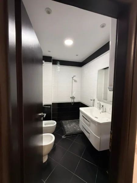 Tirane, jepet me qera apartament 2+1+Ballkon Kati 3, 90 m² 550 € (Grand Gallery)
