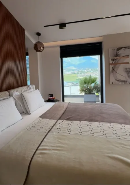 Tirane, jepet me qera Vile Kati 4, 420 m² 5.000 € (Liqeni i Farkës)