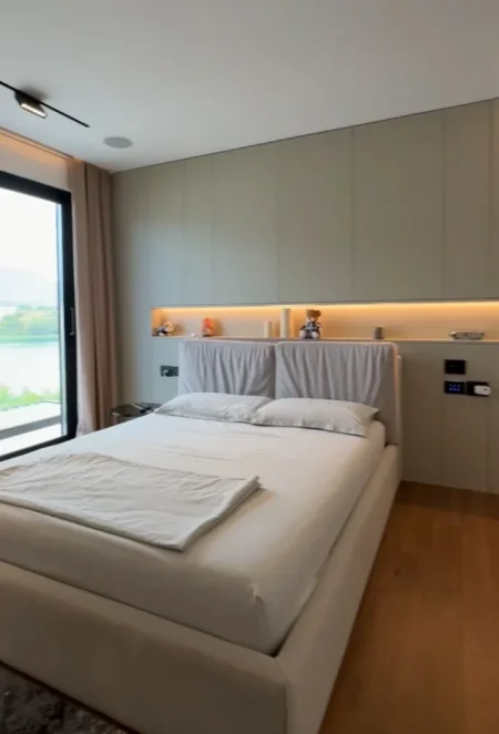 Tirane, jepet me qera Vile Kati 4, 420 m² 5.000 € (Liqeni i Farkës)
