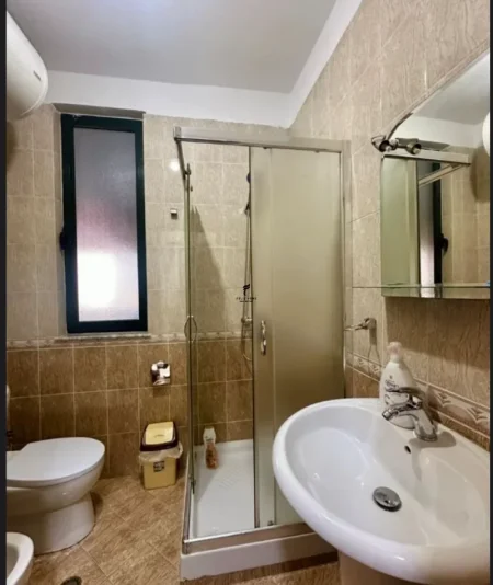 Tirane, jepet me qera apartament 2+1 Kati 5, 80 m² 800 € (SELVIA)