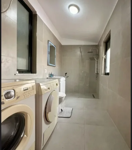 Tirane, jepet me qera apartament 2+1 Kati 5, 80 m² 800 € (SELVIA)