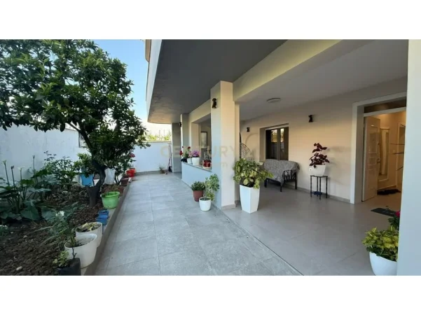 Tirane, jepet me qera Vile Vile 2 Katshe Kati 0, 402 m² 2.800 € (sauk)