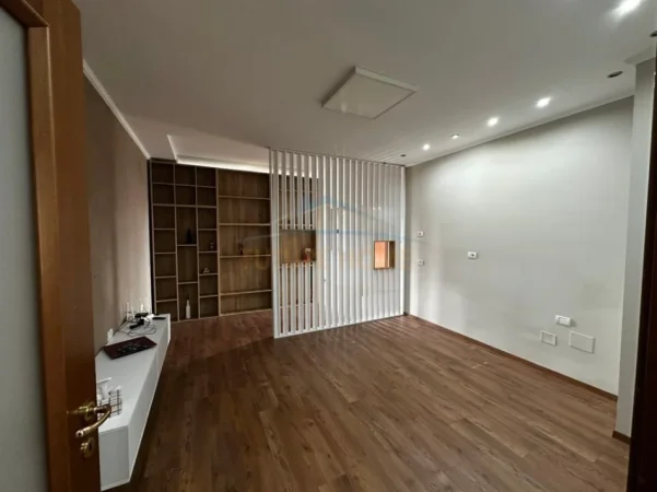 Tirane, jepet me qera zyre , 125 m² 2.300 € (Bllok)