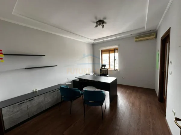 Tirane, jepet me qera zyre , 125 m² 2.300 € (Bllok)