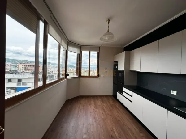 Tirane, jepet me qera zyre , 125 m² 2.300 € (Bllok)
