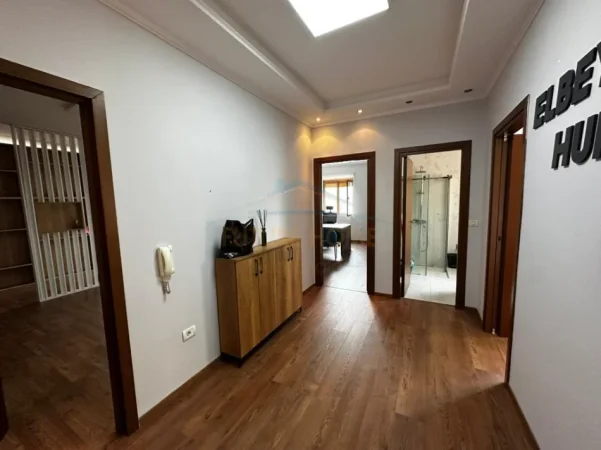 Tirane, jepet me qera zyre , 125 m² 2.300 € (Bllok)