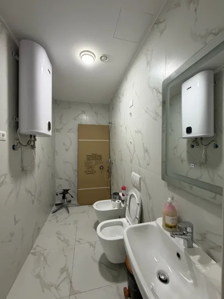 Tirane, jepet me qera ambjent biznesi Kati 6, 270 m² 6.000 € (Lake View Residence)