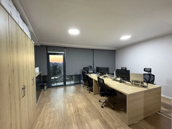 Tirane, jepet me qera ambjent biznesi Kati 6, 270 m² 6.000 € (Lake View Residence)