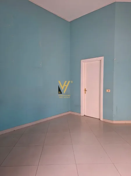 Tirane, jepet me qera dyqan Kati 0, 25 m² 520 € (KOMUNA E PARISIT)