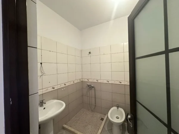 Tirane, jepet me qera apartament 1+1+Ballkon Kati 3, 75 m² 400 € (Jordan Misja)