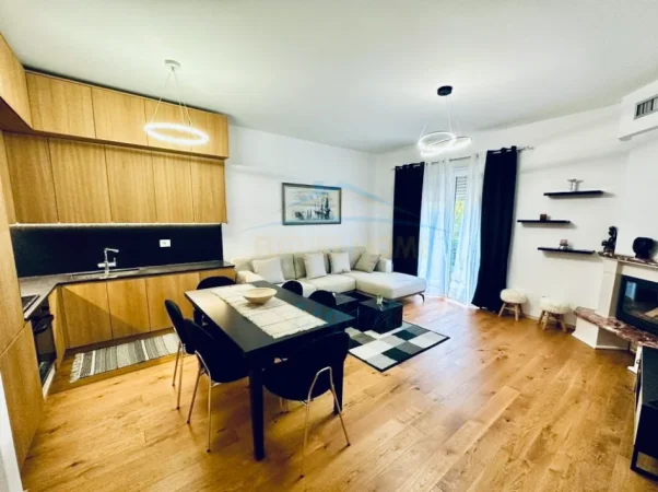 Tirane, jepet me qera apartament 2+1 Kati 1, 1.200 € (Teg)