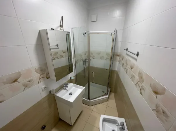 Tirane, jepet me qera apartament 1+1+Ballkon Kati 1, 70 m² 608 € (Liqeni thate)