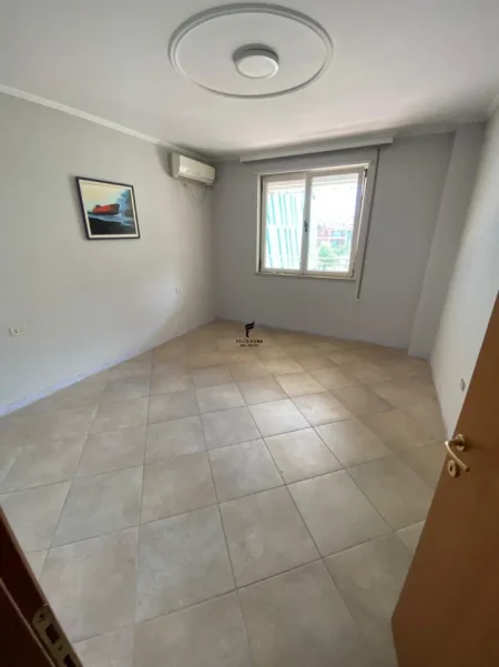 Tirane, jepet me qera zyre Kati 5, 80 m² 1.200 € (BLLOKU)