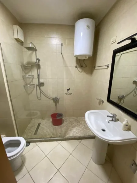 Tirane, jepet me qera zyre Kati 5, 80 m² 1.200 € (BLLOKU)