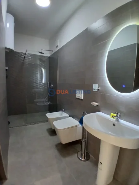 Tirane, jepet me qera apartament 2+1 , 900 € (Zogu i Zi)