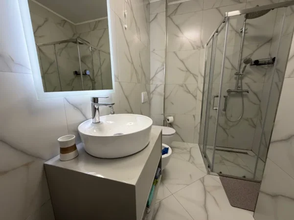 Tirane, jepet me qera apartament 1+1 Kati 2, 72 m² 1.000 € (Lake View Residence)