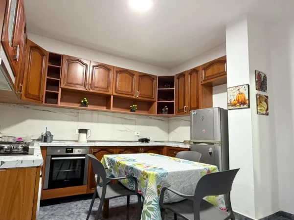 Tirane, jepet me qera apartament 2+1+Ballkon Kati 4, 90 m² 400 € (Fresku)