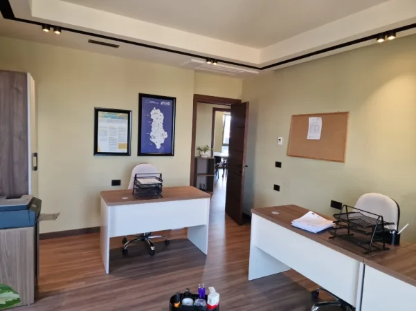 Tirane, jepet me qera ambjent biznesi Kati 8, 110 m² 1.800 € (rruga e kavajes)
