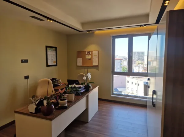 Tirane, jepet me qera zyre Kati 8, 110 m² 1.800 € (rruga e kavajes)