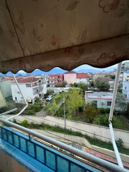 Tirane, jepet me qera apartament 1+1+Ballkon Kati 3, 60 m² 380 € (Gjimnazi Aleks Buda)