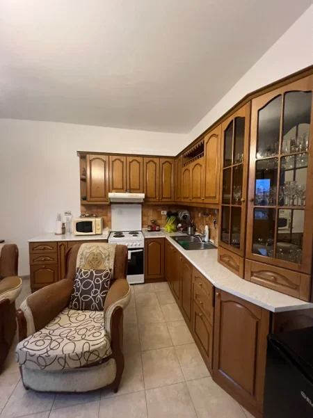 Tirane, jepet me qera apartament 1+1+Ballkon Kati 3, 60 m² 380 € (Gjimnazi Aleks Buda)