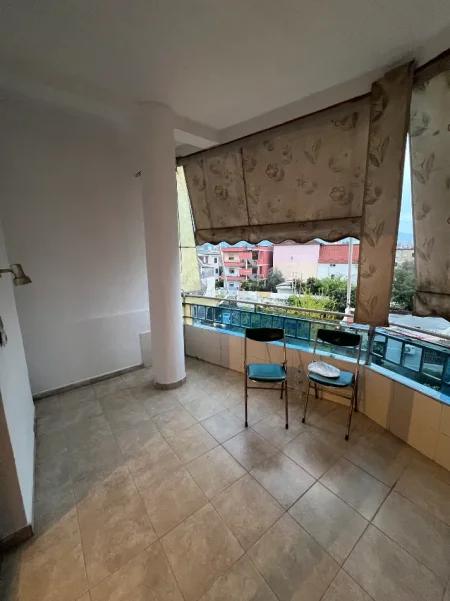 Tirane, jepet me qera apartament 1+1+Ballkon Kati 3, 60 m² 380 € (Gjimnazi Aleks Buda)