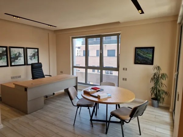 Tirane, jepet me qera zyre Kati 8, 100 m² 1.400 € (rruga e kavajes)