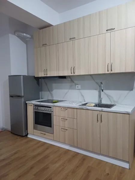 Tirane, jepet me qera apartament 1+1+Ballkon Kati 5, 450 €
