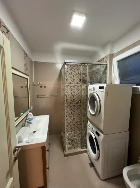 Tirane, jepet me qera apartament 3+1+Ballkon Kati 5, 126 m² 1.000 € (Rruga Peti)