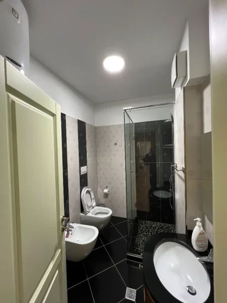 Tirane, jepet me qera apartament 3+1+Ballkon Kati 5, 126 m² 1.000 € (Rruga Peti)