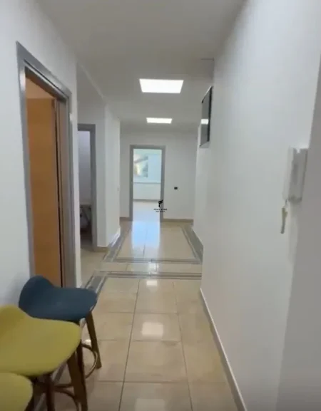 Tirane, jepet me qera zyre Kati 2, 330 m² 4.000 € (BLLOKU)