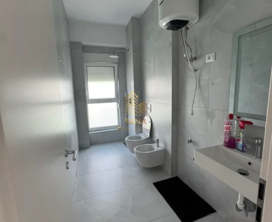 Tirane, jepet me qera ambjent biznesi Kati 5, 60 m² 300 € (Rezidenca Kaimi)
