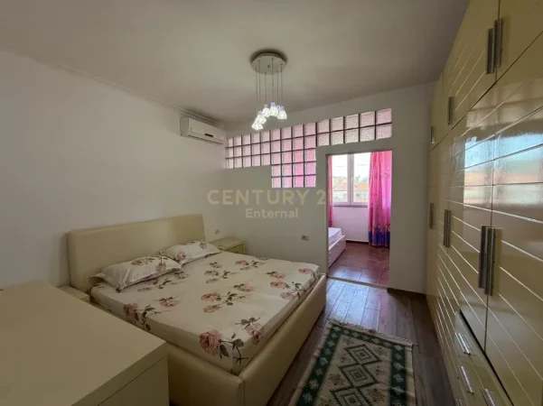 Tirane, shitet apartament 2+1 Kati 1, 83 m² 115.000 € (Kombinat)