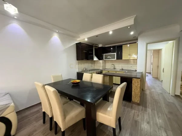Tirane, shitet apartament 2+1 Kati 1, 83 m² 115.000 € (Kombinat)