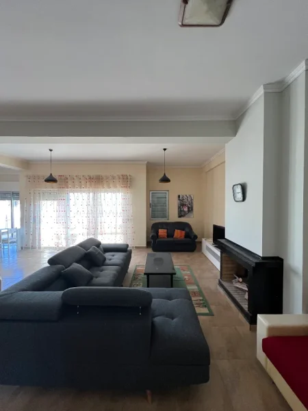 Tirane, jepet me qera apartament 3+1+Ballkon Kati 3, 128 m² 800 € (Rruga Peti)