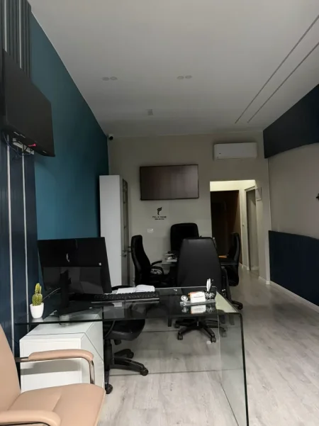 Tirane, jepet me qera dyqan Kati 0, 64 m² 1.300 € (KOMUNA E PARISIT)