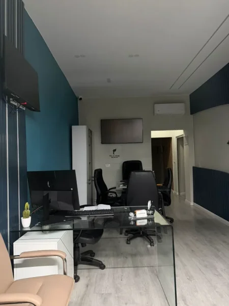 Tirane, jepet me qera dyqan Kati 0, 64 m² 1.300 € (KOMUNA E PARISIT)
