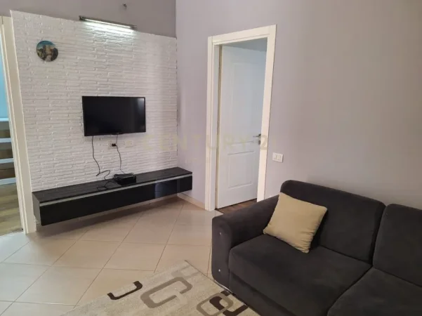 Tirane, jepet me qera apartament 2+1 Kati 1, 85 m² 450 € (Shkoze)