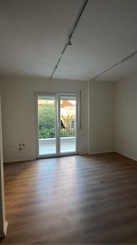 Tirane, jepet me qera zyre Kati 2, 135 m² 1.500 € (PAZARI I RI)
