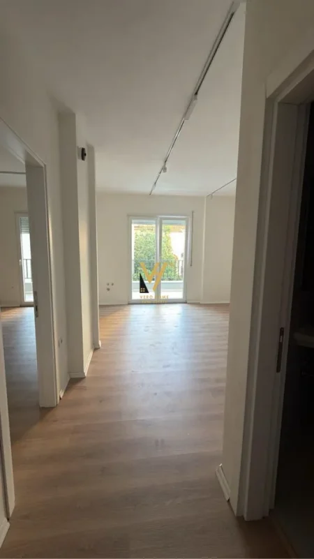 Tirane, jepet me qera zyre Kati 2, 135 m² 1.500 € (PAZARI I RI)