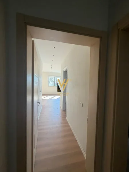 Tirane, jepet me qera zyre Kati 2, 135 m² 1.500 € (PAZARI I RI)