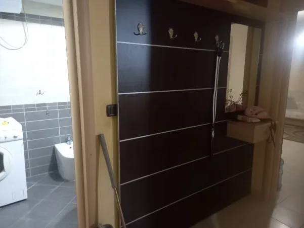 Tirane, jepet me qera apartament 2+1 Kati 2, 80 m² 650 € (Rruga Muhamet Gjollesha buze rruge tek stacioni unazes)