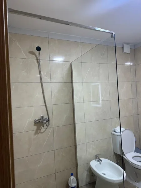 Tirane, jepet me qera apartament 1+1 Kati 2, 78 m² 400 € (Rruga 5 Maji)